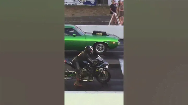 H2R Kawasaki vs Muscle Car