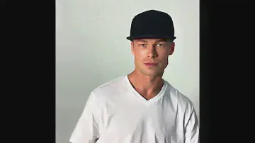 Бейсболка с прямым козырьком
