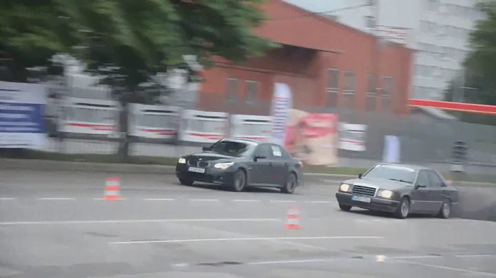 Mercedes W124 OM606 HX40 vs BMW E60 530D @201M