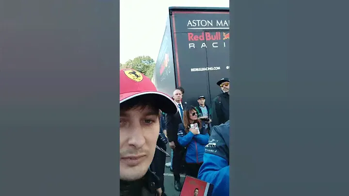 Даниил Квят после росписи на кепке Феррари отвечает на вопрос о вариантах помимо РедБул и ТороРоссо